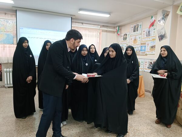 حضور فعال دانش‌آموزان در برپایی مدرسه انقلاب  در دبیرستان نمونه دولتی مولود کعبه