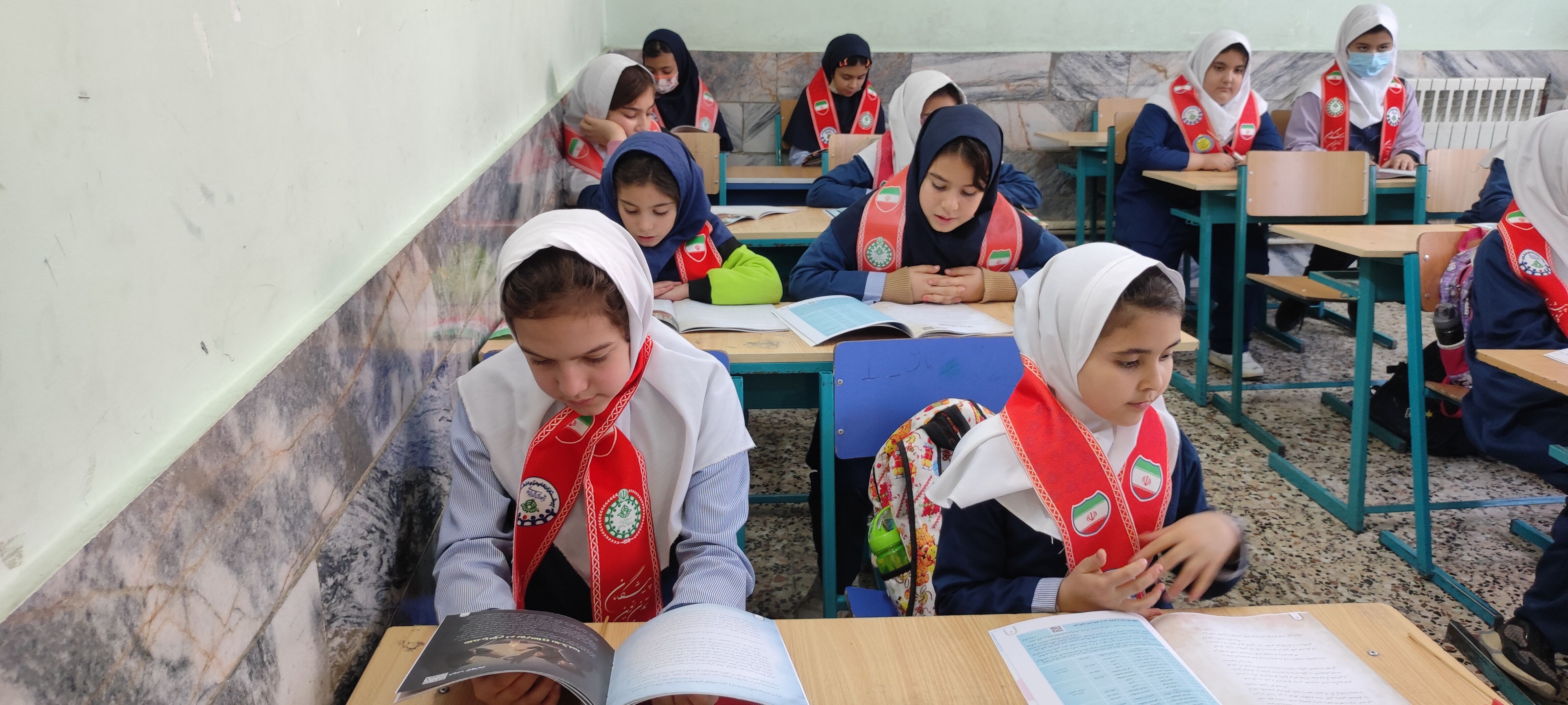 توزیع کتاب « از ایرانمان دفاع می کنیم » در بین دانش‌آموزان پیشتاز مدرسه شهید خاقانی شهرستان شیروان