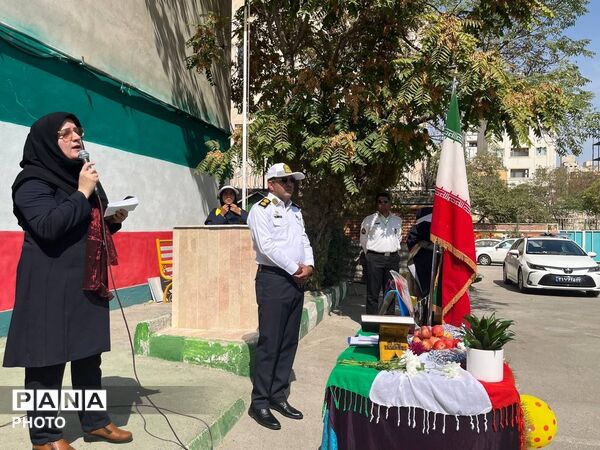 گرامیداشت هفته نیروی انتظامی در دبیرستان آیین‌اسلام ۱