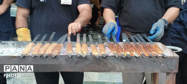 حرکت کاروان عزاداران گچساران به سمت حرم بی‌بی‌حکیمه(س) در سوگ پیامبر(ص) و امام حسن(ع)