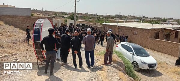 حرکت دسته های عزاداری در روستای فرشه