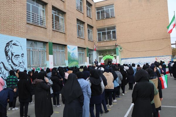 تجلیل مدیرکل آموزش و پرورش آذربایجان غربی از دانش‌آموز سخنران در نشست با رئیس جمهور
