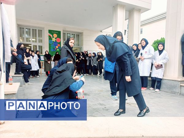 نمایشگاه دست‌سازه در دبیرستان مصلی نزاد حضرت زهرا(س) ناحیه سه