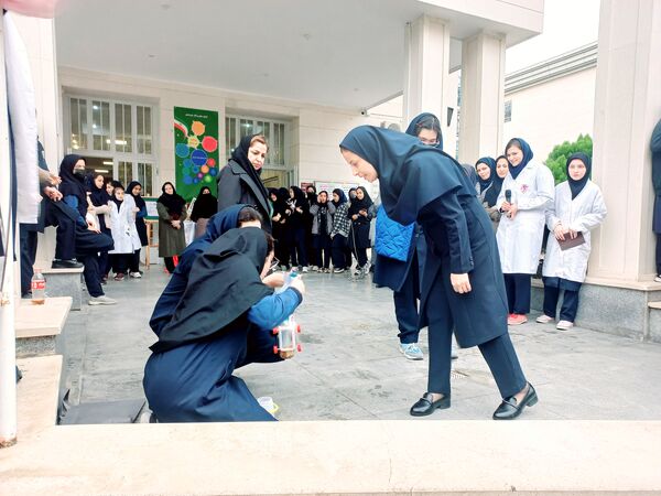 نمایشگاه دست‌سازه در دبیرستان مصلی نزاد حضرت زهرا(س) ناحیه سه