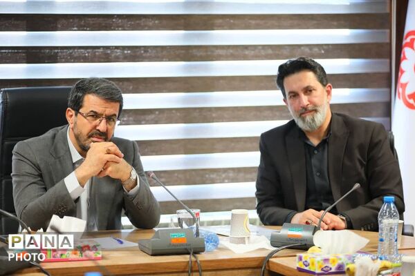 حضور استاندار همدان در کنار اعضای بهزیستی