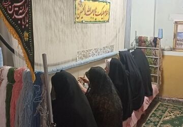 بافت قالی توسط بانوان روستای اسفه سالار شهرستان شهرضا برای حرم امام حسین(ع)
