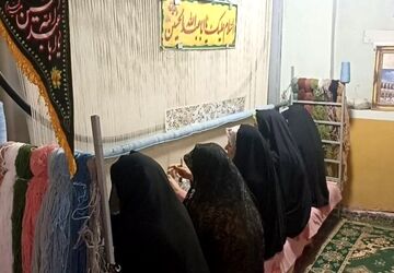 بافت قالی توسط بانوان روستای اسفه سالار شهرستان شهرضا برای حرم امام حسین(ع)
