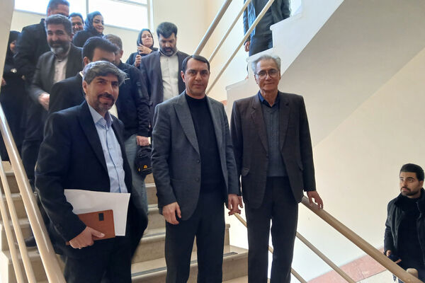 نشست نماینده آباده با مدیر آموزش و پرورش 