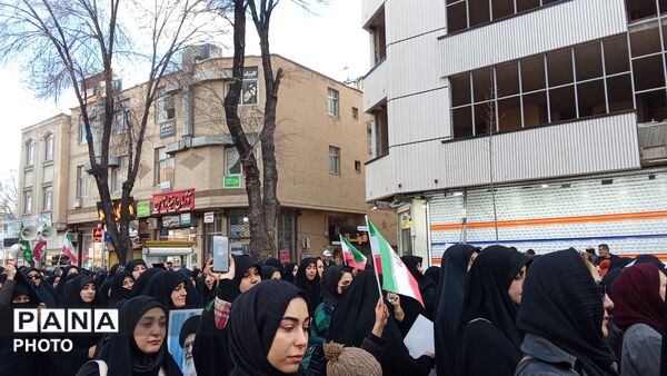خروش مردم چهارمحال و‌بختیاری در میدان انقلاب شهرکرد