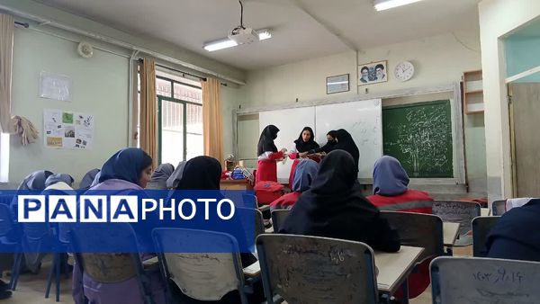 آموزش کمک‌های اولیه مانور زلزله به دانش‌آموزان دبیرستان شهید دهقان