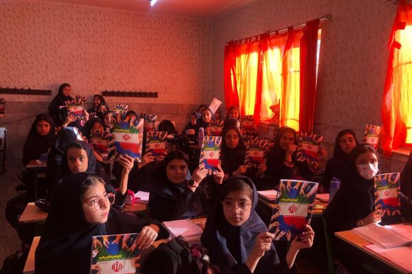 گرامیداشت دانش‌آموزان جنگ ۱۲ روزه با اهدای کتاب «از ایرانمان دفاع می‌کنیم»