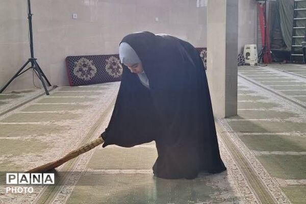 غبارروبی مساجد به مناسبت آغاز ماه مبارک رمضان توسط دانش‌آموزان ناحیه دو شهرری 