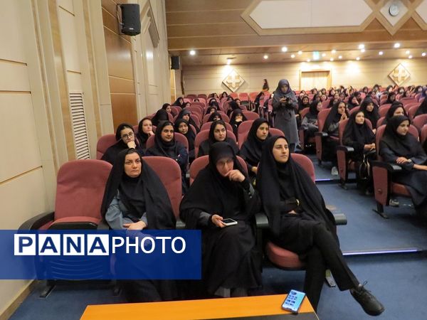 دیدار مشاور وزیر در امور زنان با دانشجویان دانشگاه فرهنگیان 