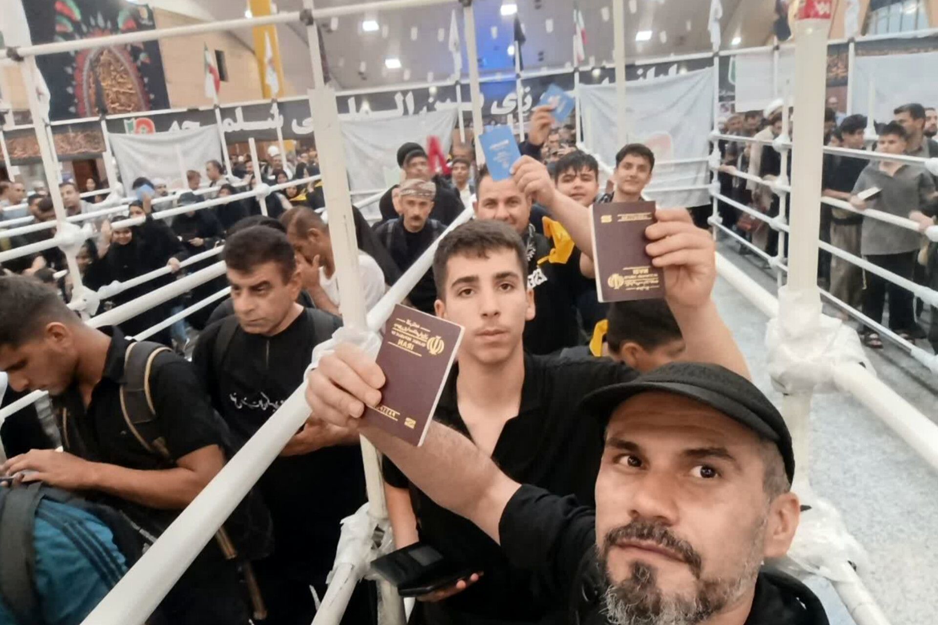 بدرقه پرشور زائران کربلا با نوای گروه سرود نسیم صبا در موکب ابوالفضل (ع)