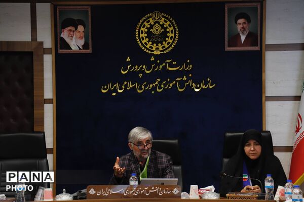 نشست هم‌اندیشی مسئولان دانش‌آموزی تهران با محور آموزش مربیان و مدیریت مصرف انرژی