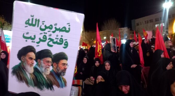 بیعت مردم آباده با آیت‌الله خامنه‌ای جوان