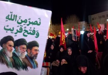 بیعت مردم آباده با آیت‌الله خامنه‌ای جوان