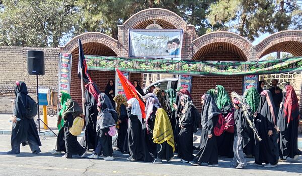 جاماندگان اربعین حسینی در  راهپیمایی حرم تا حرم نیشابور 