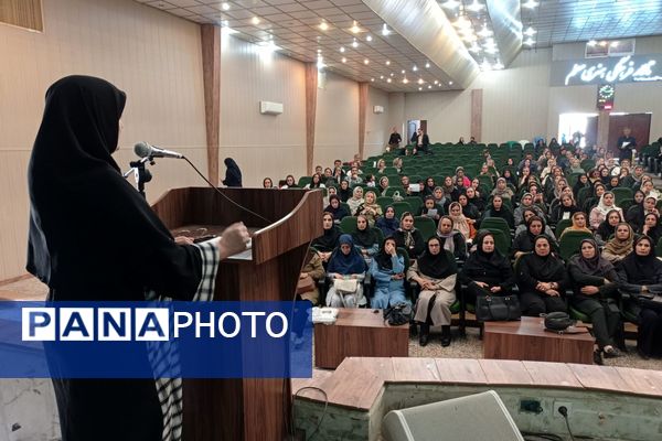 جلسه انجمن اولیا و مربیان دبیرستان پویش در تالار معلم شیراز