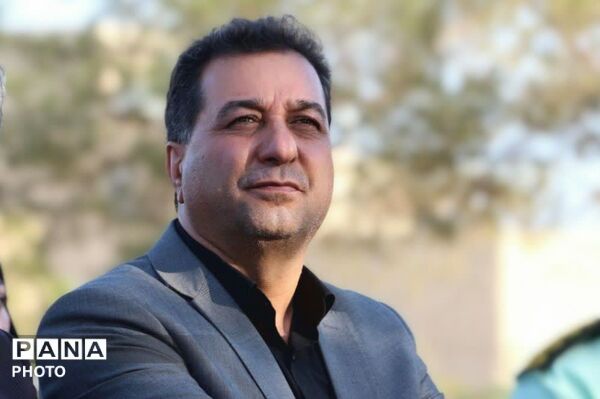 زمین چمن ورزشی زنده‌یاد حاج حسین امین‌الرعایا دبیرستان پسرانه شبانه‌روزی حافظ کوهپایه افتتاح شد