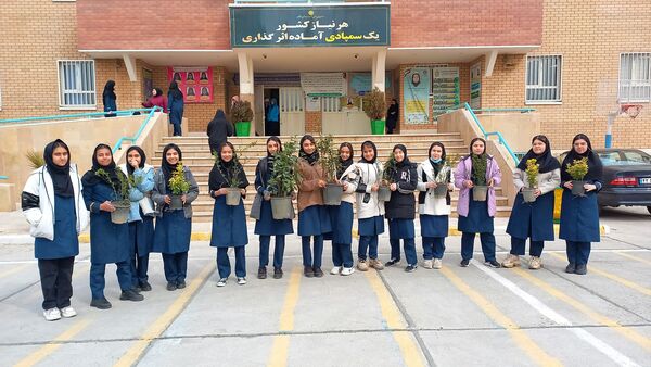 دانش‌آموزان و مسئولین شهرستان ملارد، در روز درختکاری جوانه‌های امید را به زمین هدیه دادند