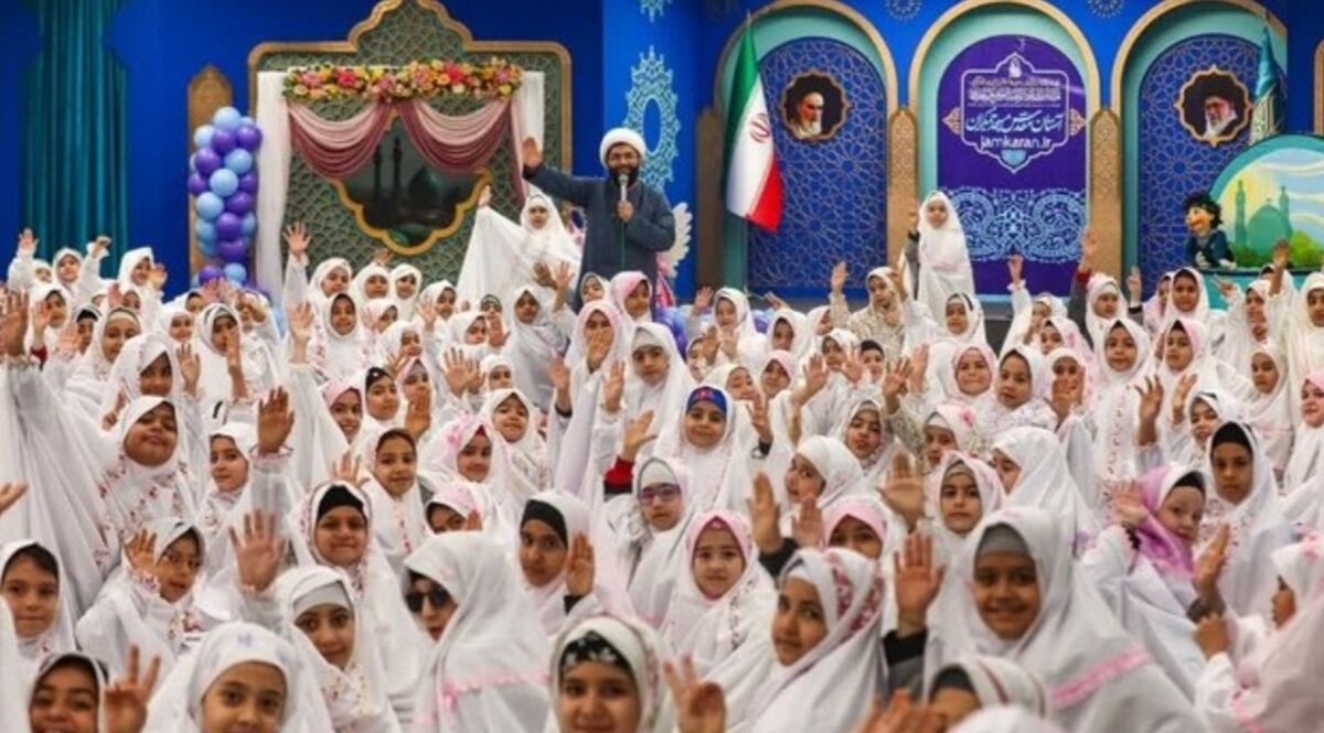 برگزاری جشن تکلیف ۲۳۰۰ دانش‌آموز دختر در مسجد مقدس جمکران