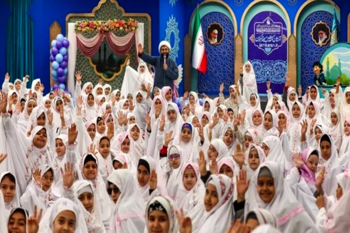 برگزاری جشن تکلیف ۲۳۰۰ دانش‌آموز دختر در مسجد مقدس جمکران