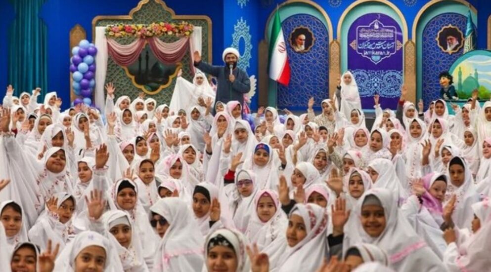 برگزاری جشن تکلیف ۲۳۰۰ دانش‌آموز دختر در مسجد مقدس جمکران