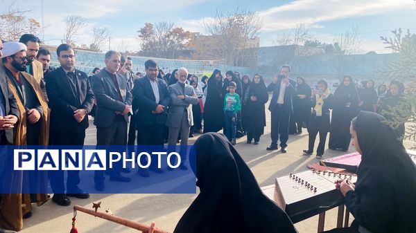 آغاز رسمی مسابقات فرهنگی هنری با نواختن زنگ جشنواره فردا و جشنواره ماها در مدرسه تکتم 