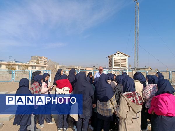 بازدید دانش آموزان دبیرستان فرزانگان از اداره هواشناسی خواف