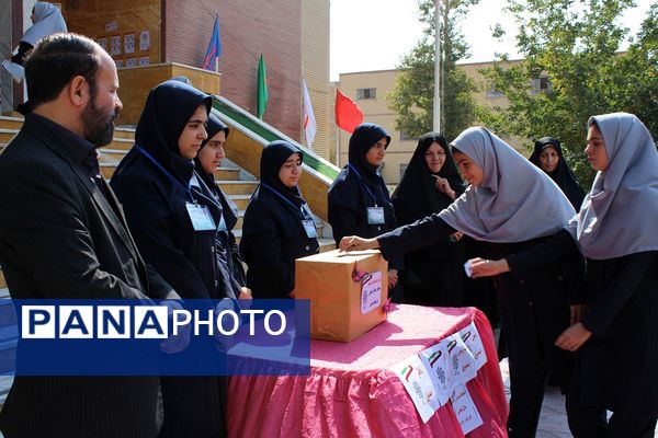 برگزاری انتخابات همیار مشاوران دبیرستان حضرت معصومه(س) ناحیه چهار کرج 