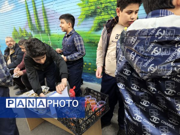  بازارچه دانش آموزی به مناسبت سالگرد پیروزی انقلاب اسلامی در دبستان پسرانه پاسدارن ناحیه ۳