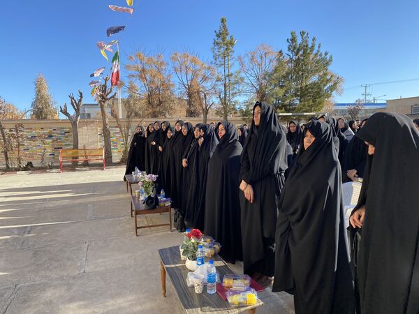 نواخته شدن زنگ انقلاب در دبیرستان نمونه دولتی آمنه(س) 