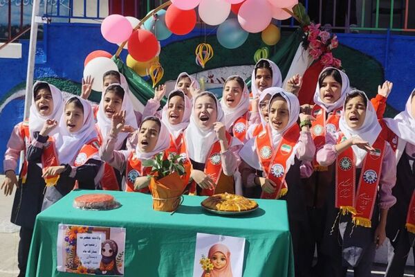 جشن سپیدپوشان مهربانی در مدرسه «بنت الهدی» شهرستان فیروزکوه 
