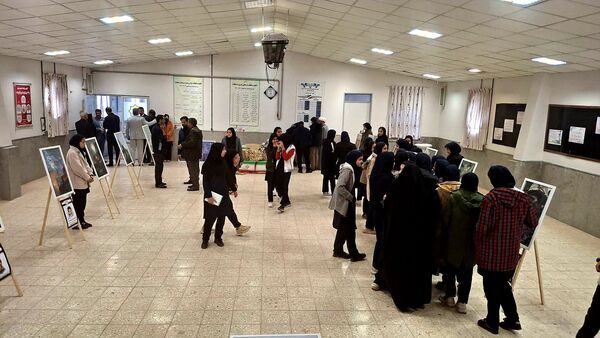 بازدید مسئولان و دانش‌آموزان از نمایشگاه دستاوردهای هنرستان بنت‌الهدی صدر