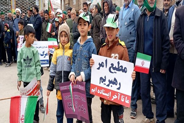 حضور کودکان و دانش آموزان در راهپیمایی یوم‌الله ۲۲بهمن در شهر بار نیشابور