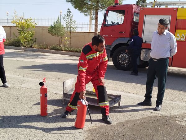 مانور آتش نشانی به مناسبت هفته پدافند غیر عامل در دانشگاه پیام نور کاشمر