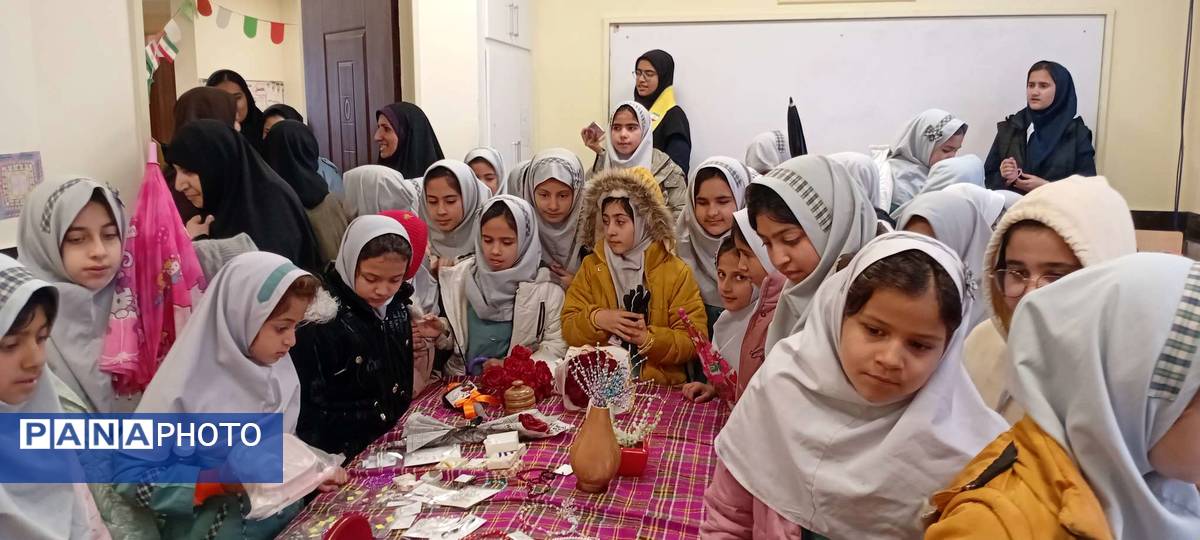 بازدید دانش آموزان مدرسه مریم میرزاخانی خلیل آباد از بازارچه کار آفرینی