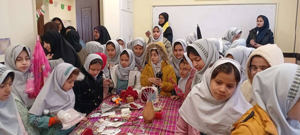 بازدید دانش آموزان مدرسه مریم میرزاخانی خلیل آباد از بازارچه کار آفرینی