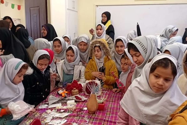 بازدید دانش آموزان مدرسه مریم میرزاخانی خلیل آباد از بازارچه کار آفرینی