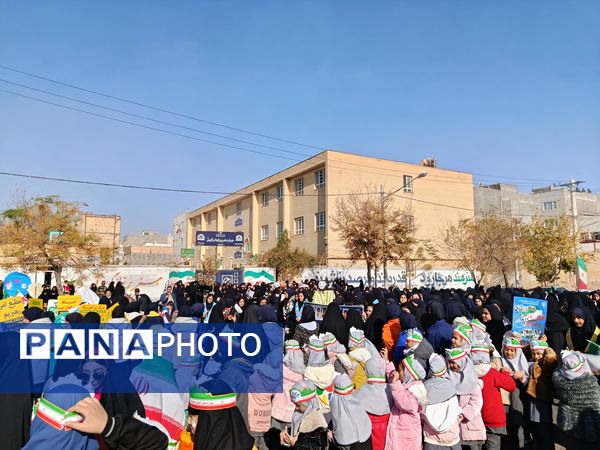 حضور دانش آموزان و آحاد مردم شریف منطقه رضویه در راهپیمایی 13آبان