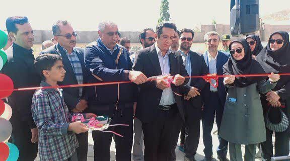 زمین چمن مصنوعی دبستان امام خمینی (ره) دهبکری کمتر از ۲۴ ساعت به بهره‌برداری رسید
