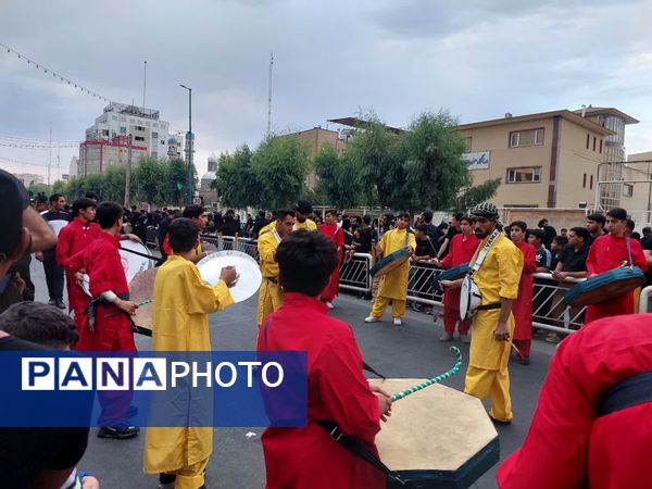 استقبال عزاداران حسینی از کاروان نمادین اسرای کربلا در قم