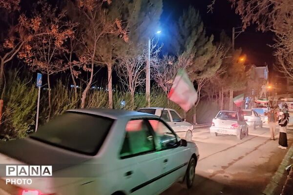 حضور پرشور مردم در کاروان خودرویی از بلوار حسینیه شهدا تا گلزار شهدای شهر بار