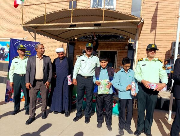 تقدیر مدیر دبیرستان رئیس زاده از پرسنل نیروی انتظامی خلیل آباد