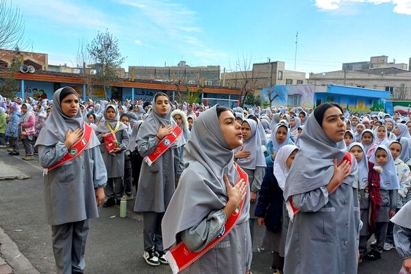 هم صدایی نسل آینده با انقلاب در مدرسه کودک مسلمان قرچک