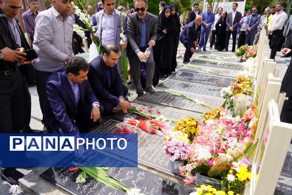 مراسم عطرافشانی قبور مطهر شهدا باحضور مدیرکل آموزش‌وپرورش استان اصفهان