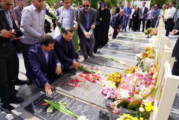 مراسم عطرافشانی قبور مطهر شهدا باحضور مدیرکل آموزش‌وپرورش استان اصفهان