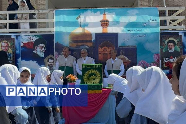 عطر حرم رضوی در دهه کرامت؛ پرچم متبرک امام رضا (ع) در مدرسه سمیه و شاهد فرهنگ