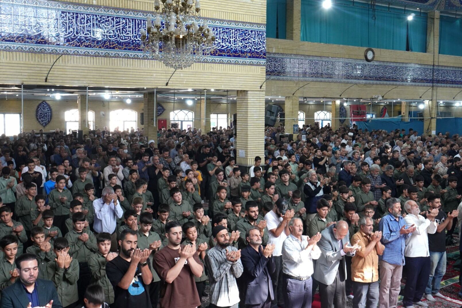دانش‌آموزان بهارستان؛ جلوه‌گر پیوند مدرسه با معنویت در نماز جمعه